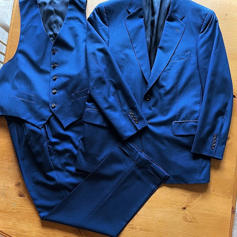 Tom James Men’s Blue, diamond pattern design, 3 piece suit